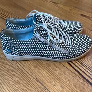 Cloud Aika white black polka dot zip side low top sneakers‎ SIZE 7